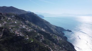 Tanrıların ağaç tarlaları, Positano ve Amalfi Sahili, Güney İtalya 'daki yol manzarası.