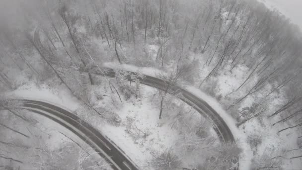 Luftaufnahme Eines Autos Auf Einer Serpentine Umgeben Von Einem Verschneiten — Stockvideo