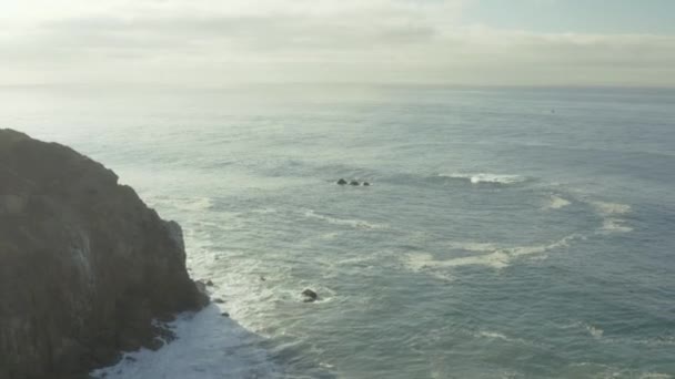 Uma Bela Vista Oceano Ondulado Perto Falésias Uma Luz Dia — Vídeo de Stock