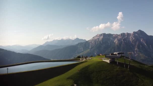 Rekaman Drone Udara Yang Indah Dari Alpen Hijau Dan Danau — Stok Video