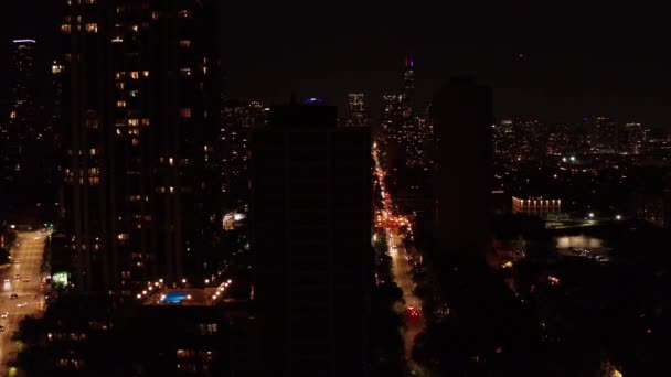 Een Luchtfoto Van Grote Stad Nachts Met Hoge Wolkenkrabbers Drukke — Stockvideo