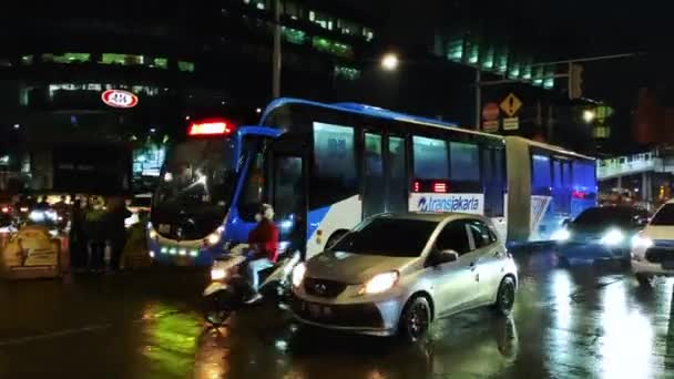 Jakarta Autobus Rijdt Nachts Tijdens Een Regenachtige Dag — Stockvideo