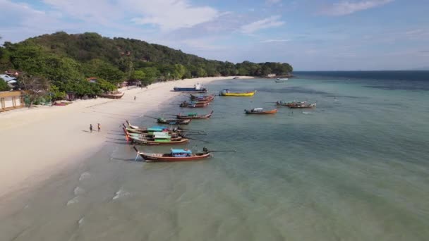 Blick Auf Die Küste Der Insel Phi Phi Mit Booten — Stockvideo