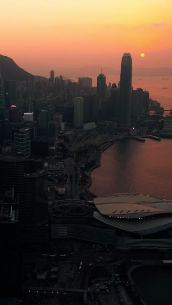 Eine Vertikale Drohne Schoss Bei Sonnenuntergang Die Ikonische Hafenstadt Hongkong — Stockvideo