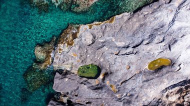 Latina 2022. Engebeli sahil manzarası ve Ponza adasının güzel kristal denizi. Mayıs 2022, Lazio, İtalya