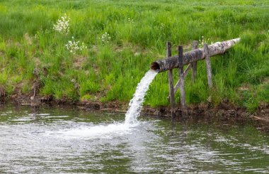 Gölde, nehirde akan bir boru.