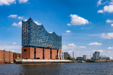 Güneşli bir günde limanın yakınındaki modern bir binanın güzel manzarası.