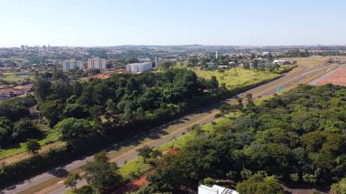Brezilya, Sao Paulo 'da hava manzarası. Arabaları ve ağaçları olan büyük cadde ve otoyol.