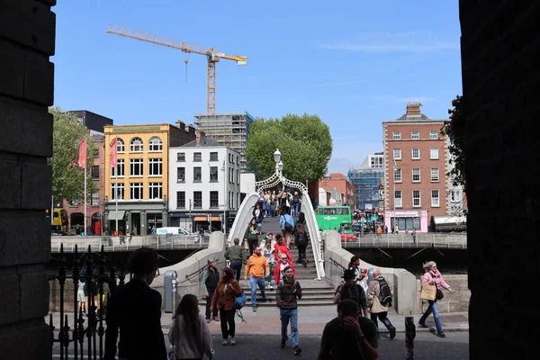 Busy Scene Pedestrians Crossing Historical Penny Bridge Dublin City — Zdjęcie stockowe