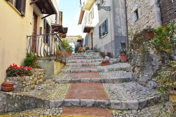 Veroli, Lazio, İtalya 'da dar bir caddenin güzel bir görüntüsü