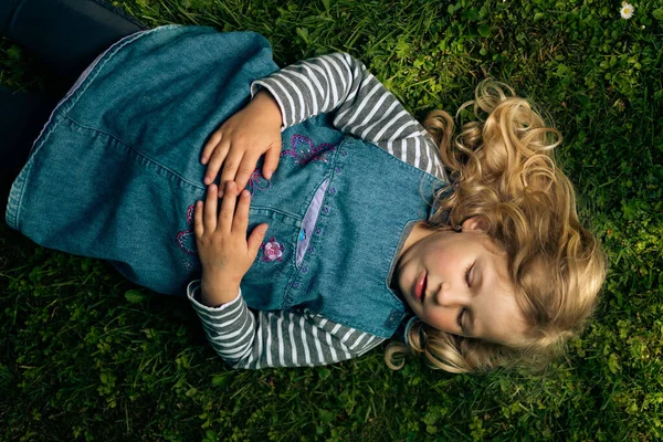 Top View Cute Little Caucasian Girl Sleeping Grass — Foto Stock