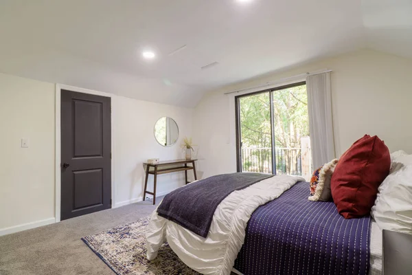 Interior Dormitorio Recién Renovado Con Una Gran Ventana Una Cama —  Fotos de Stock