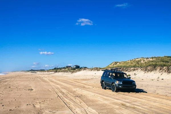 Suv Car Riding Sandy Beach Blue Sky — Stockfoto