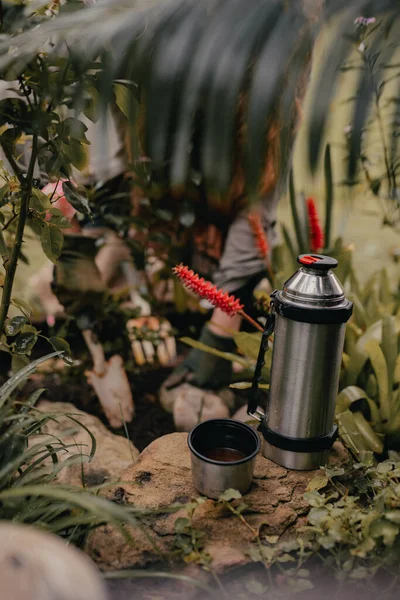 Kahve Fincanı Matarayla Bahçeyle Uğraşan Kadın — Stok fotoğraf