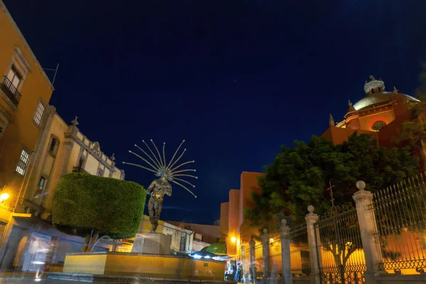 Queretaro, Meksika 'da Danzante Conchero Chichimeca heykeli ve çeşmesi.