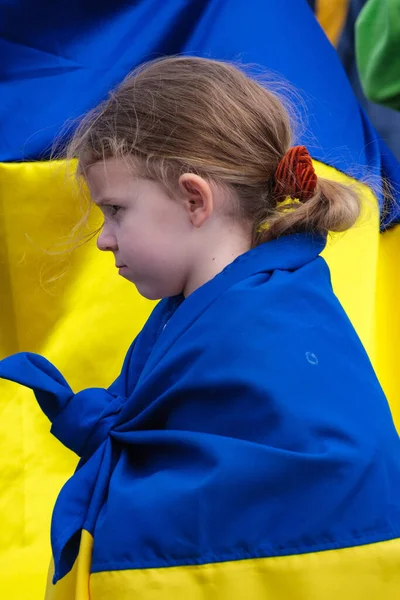 Dikey bir atış. 2022 Rusya 'nın Ukrayna' yı işgaline karşı yapılan protestolarda bir çocuk.