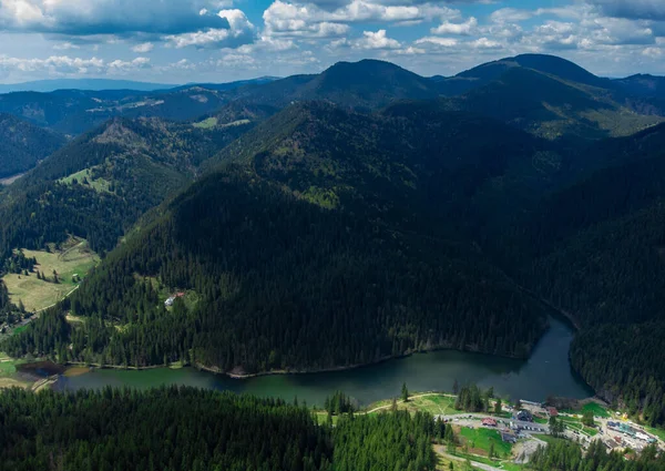 Kızıl Göl 'le manzara - Romanya yazın, yeşil, mavi gökyüzü