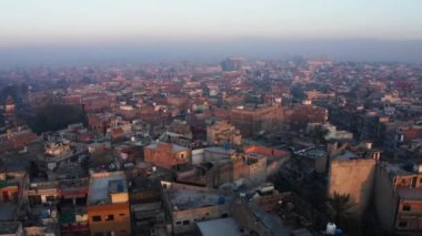 Pakistan 'daki Rawalpindi şehrinin bulutlu gökyüzü arka planında çekilmiş bir görüntüsü.