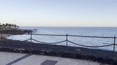 Fuerteventura 'da metal çitlerle çevrili deniz kenarında bir patika.