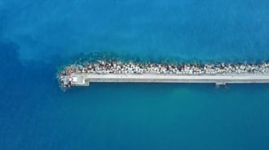 Güney Fransa 'da Vieux Limanı' ndaki Phare de Nice deniz fenerinin insansız hava aracı görüntüleri.