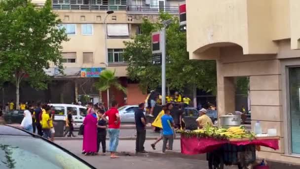 Partidarios Fútbol Caminando Por Calle Después Del Partido Fez — Vídeo de stock