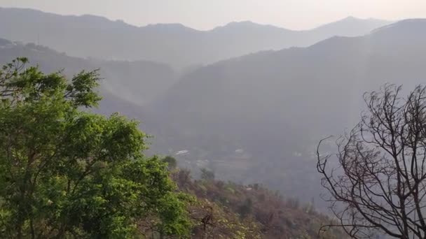 Uttarakhand Dağları Nın Güzel Manzarası Sisli Gökyüzü Ağaçlar Dağlar — Stok video