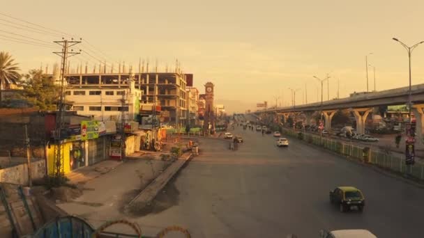 パキスタンのラワルピンディに橋と建設中のムレー道路上の車のドローンショット — ストック動画