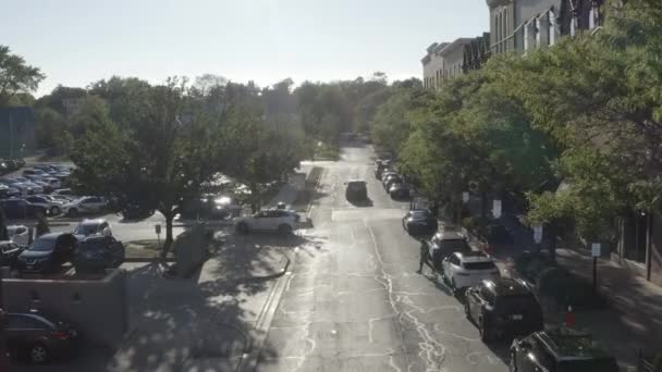 Tiro Aéreo Uma Rua Por Estacionamento Com Carro Pessoa Que — Vídeo de Stock