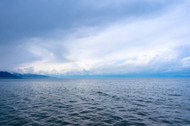 Çin 'deki dağların yakınındaki Sayram Gölü' nün alçak açılı bir görüntüsü.