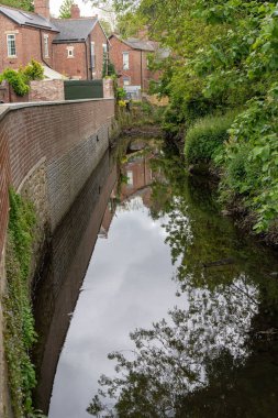 Ouseburn nehrinde sel savunması. Tyne, İngiltere 'deki Newcastle, yakınlardaki evleri ve yolları koruyor..