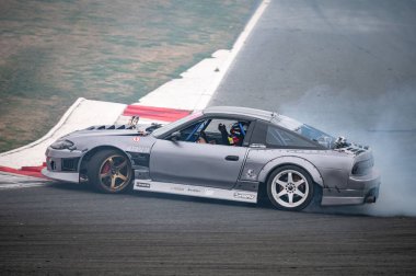 Nissan Silvia S135 yarış pistinde sürükleniyor, S13 S15