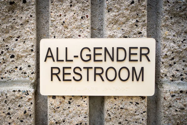 砖墙上的一个全性别厕所标志 — 图库照片