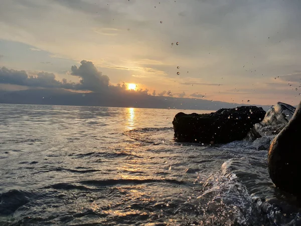Deniz Üzerindeki Bulutlu Güneşin Güzel Manzarası — Stok fotoğraf