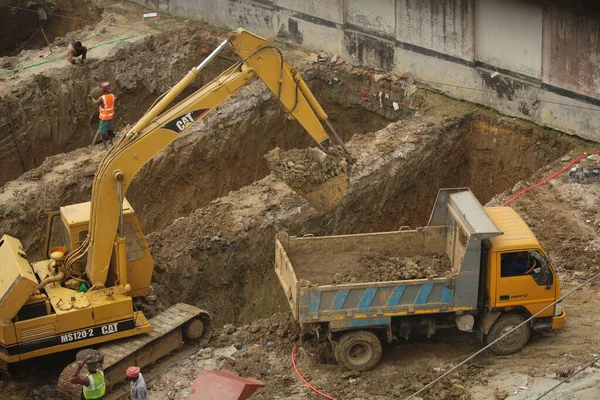 09-Aralık-2020, Bangladeş, Dhaka. Kazı çalışmalarına devam ediliyor..