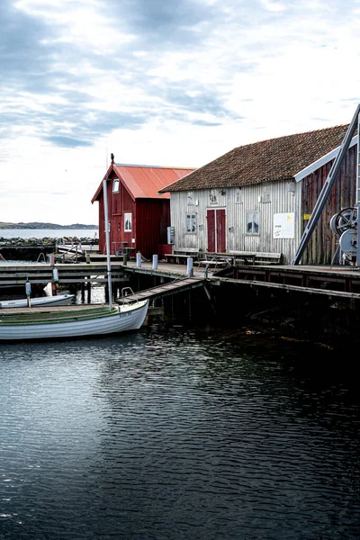 Vertical Shot Boat Moored Pier Wooden Fishing Houses Sweden — Stock Photo, Image