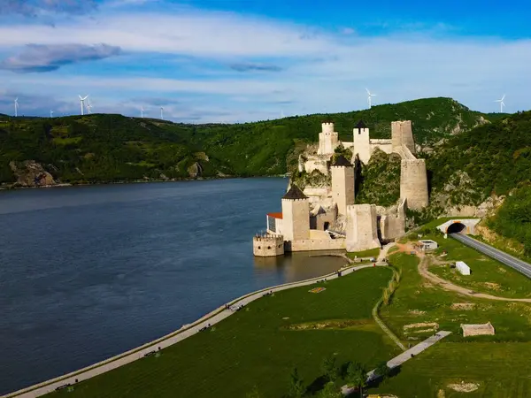 Sırbistan 'daki Tuna Nehri' nin güney tarafındaki Golubac Kalesi