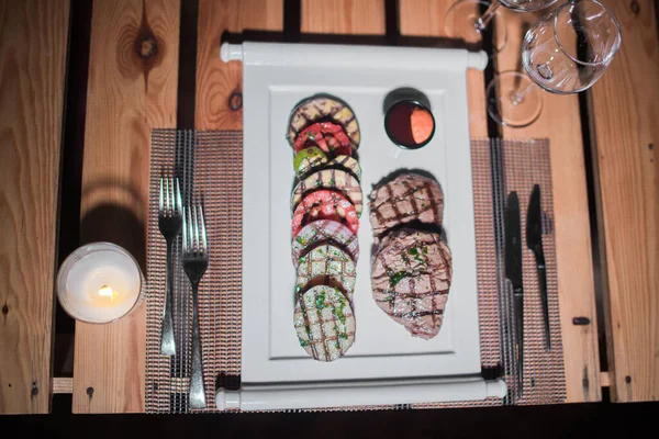 Talíř Grilovaného Hovězího Masa Grilovanými Plátky Brambor Rajčat Cibule — Stock fotografie