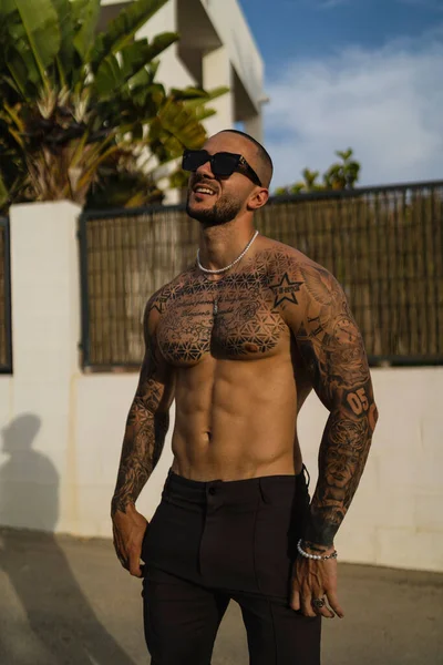 Vertical Shot Young Caucasian Shirtless Male Tattooed Chest Arms Sunglasses — Stockfoto