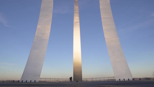 Sunset Video Tourists Front Metal Pillars Air Force Memorial Arlington — Stockvideo