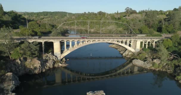 Footage Cars Driving Rainbow Bridge Lake Natoma California Usa — Stockvideo