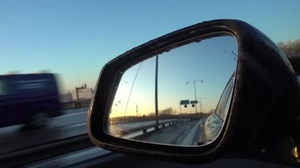 Крупный План Бокового Зеркала Автомобиля Отражающего Шоссе Закате — стоковое видео