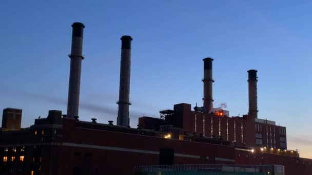 日落时大城市工业企业的镜头 — 图库视频影像