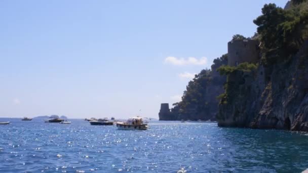アマルフィ海岸 イタリアによって海の中のボートの美しい景色 — ストック動画