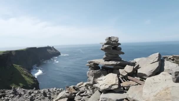 Съемки Скал Мохера Атлантическим Океаном Стороне Ирландии — стоковое видео