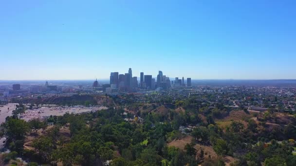 Eine Luftaufnahme Der Stadtlandschaft Von Los Angeles Einem Sonnigen Tag — Stockvideo