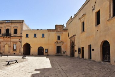 İtalya 'nın Lecce eyaletindeki tarihi Presicce kasabasında küçük bir meydan..