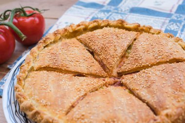 Kaplanmış pizza, aromatik tereyağı ve ince unla kaplanmış, bu puf böreği pizzanın tüm lezzetini ve tadını içeriyor.