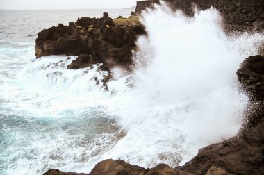 Tenerife Kanarya Adalarındaki Volkanik Sahile Güçlü Dalgalar Düştü