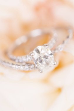 Elmas değerli gümüş bir yüzüğün dikey görüntüsü.