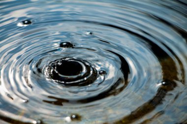 Akşamları güneş ışığıyla dolu bir su kütlesindeki küçük bir dalga.